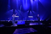 左からYOSHIKA、VERBAL。