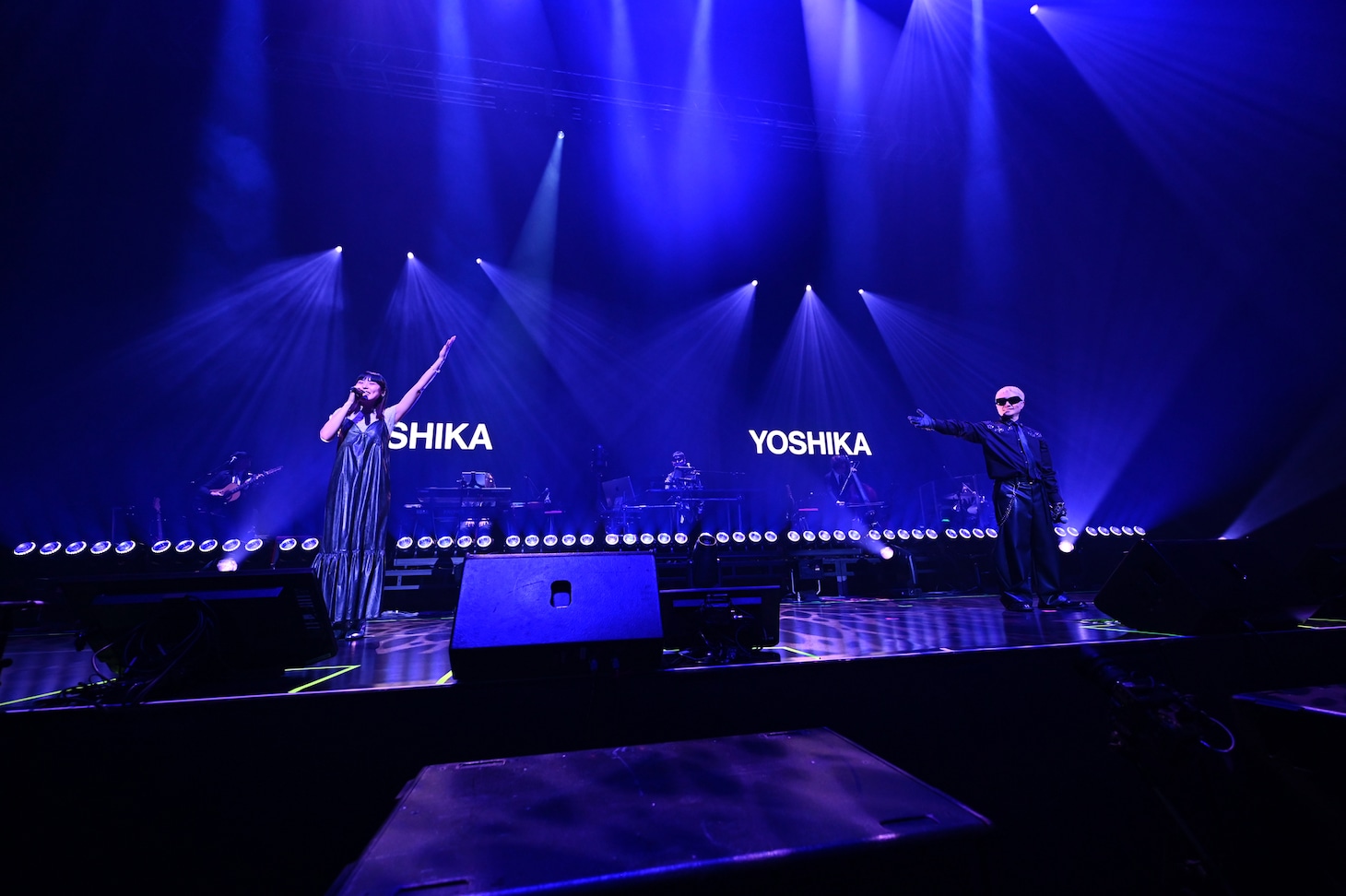 左からYOSHIKA、VERBAL。