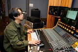 「MUSIC inn Fujieda」コントロールルームで作業をする後藤正文（ASIAN KUNG-FU GENERATION）。