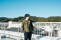 屋上から藤枝市の景色を眺める後藤正文（ASIAN KUNG-FU GENERATION）。