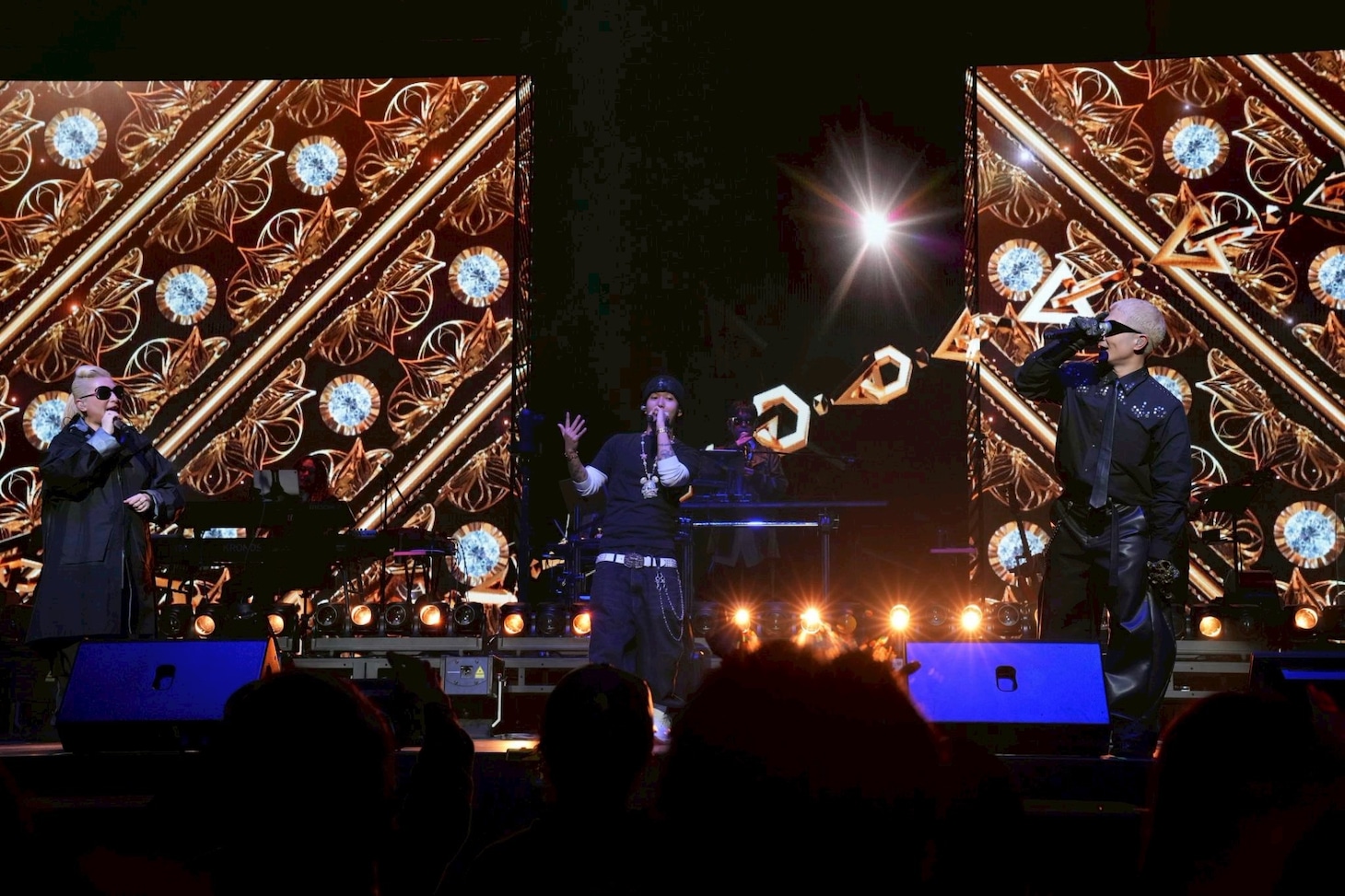 左からLISA、JP THE WAVY、m-flo。