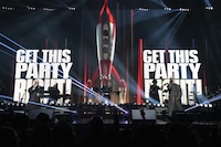 「MARS DRIVE」をパフォーマンスするm-flo。