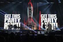 「MARS DRIVE」をパフォーマンスするm-flo。