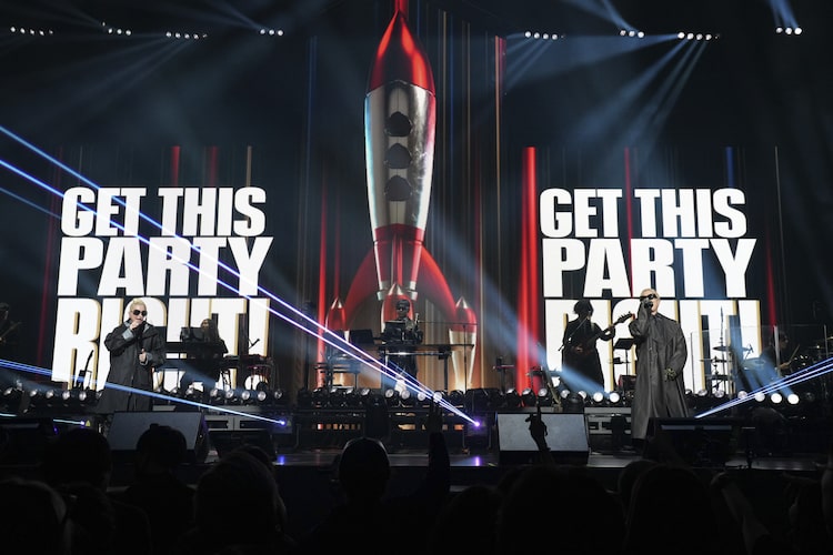 「MARS DRIVE」をパフォーマンスするm-flo。