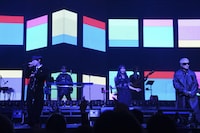 左から向井太一、eill、VERBAL。