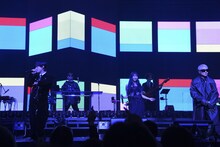 左から向井太一、eill、VERBAL。