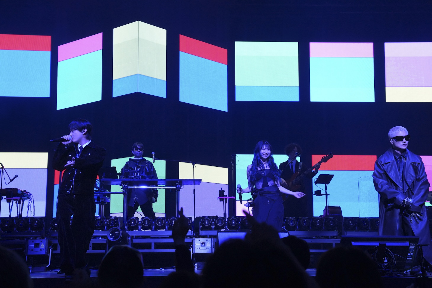 左から向井太一、eill、VERBAL。