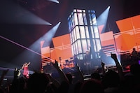 左からMaya、VERBAL。