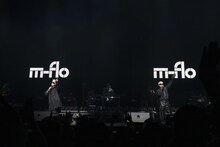 左からLISA、VERBAL。