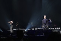 左からYOSHIKA、VERBAL。