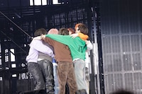 「ぎゅ～！」と言いながらカイを抱き締める8人。