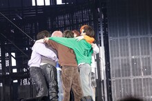 「ぎゅ～！」と言いながらカイを抱き締める8人。