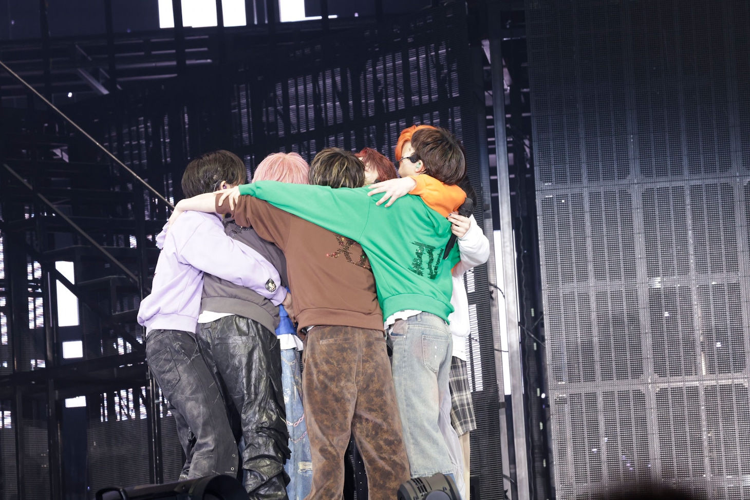 「ぎゅ～！」と言いながらカイを抱き締める8人。