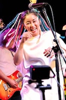 濱田マリ（Vo）