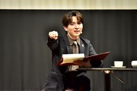 中西茂樹（なすなかにし）のマネをして拳を突き出す吉田仁人（M!LK）。©︎文化放送