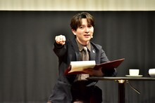 中西茂樹（なすなかにし）のマネをして拳を突き出す吉田仁人（M!LK）。©︎文化放送