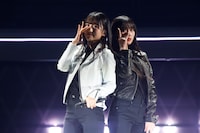 乃木坂46「Coupling Collection 2022-2025」より、レザージャケットでポーズを決める一ノ瀬美空（左）と川﨑桜（右）。（写真提供：乃木坂46LLC）