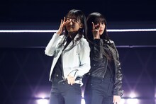 乃木坂46「Coupling Collection 2022-2025」より、レザージャケットでポーズを決める一ノ瀬美空（左）と川﨑桜（右）。（写真提供：乃木坂46LLC）