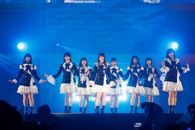 「乃木坂46 5th ALBUM MEMORIAL LIVE『My respect』」より、6期生のパフォーマンス。（写真提供：乃木坂46LLC）