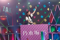 「乃木坂46 5th ALBUM MEMORIAL LIVE『My respect』」より、トロッコに乗ってアリーナを巡る賀喜遥香。（写真提供：乃木坂46LLC）