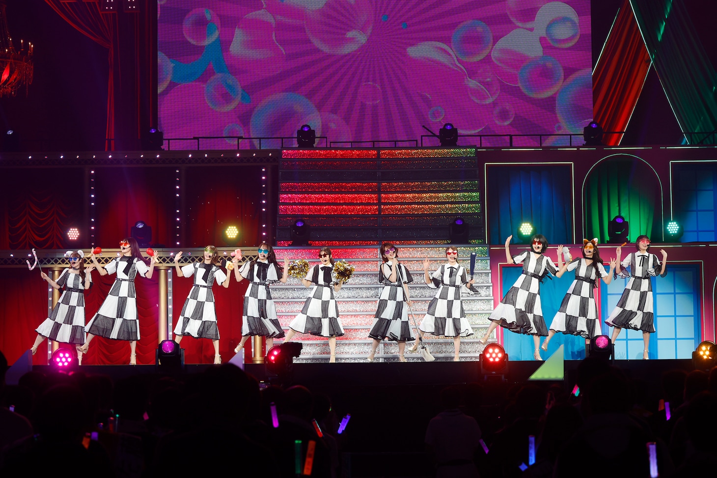 「乃木坂46 5th ALBUM MEMORIAL LIVE『My respect』」より、4期生のパフォーマンス。（写真提供：乃木坂46LLC）