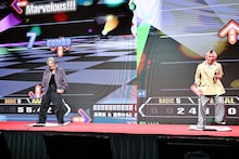 Snow Man佐久間大介とNCT中本悠太、映画「スペシャルズ」イベントで“日本一”を賭けダンレボ対決