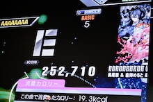 Snow Man佐久間大介とNCT中本悠太、映画「スペシャルズ」イベントで“日本一”を賭けダンレボ対決