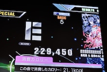 Snow Man佐久間大介とNCT中本悠太、映画「スペシャルズ」イベントで“日本一”を賭けダンレボ対決