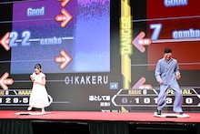 「Dance Dance Revolution」で対決する羽楽と小沢仁志。