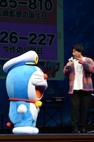 左からドラえもん、平子祐希（アルコ＆ピース）。