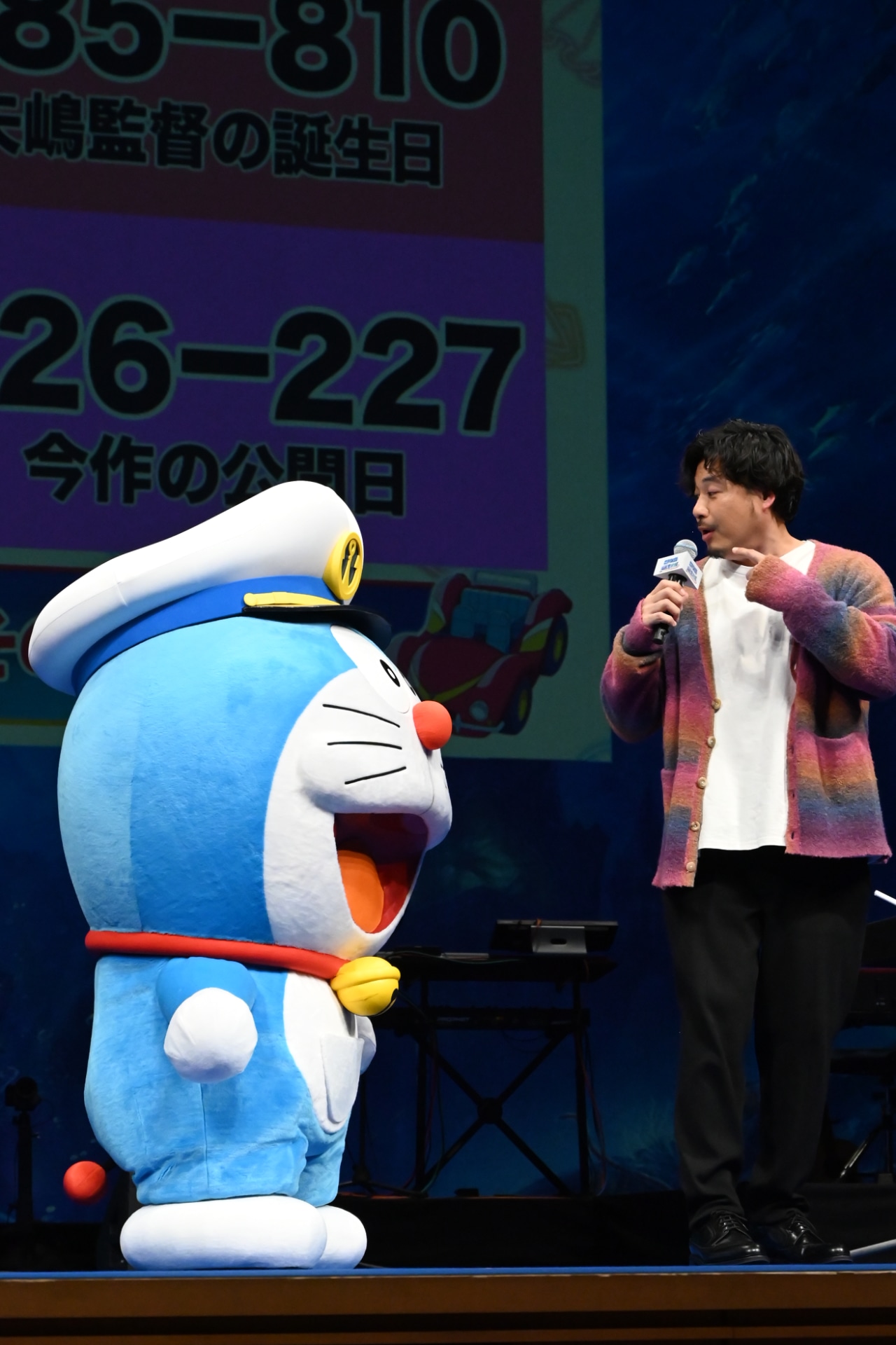 左からドラえもん、平子祐希（アルコ＆ピース）。