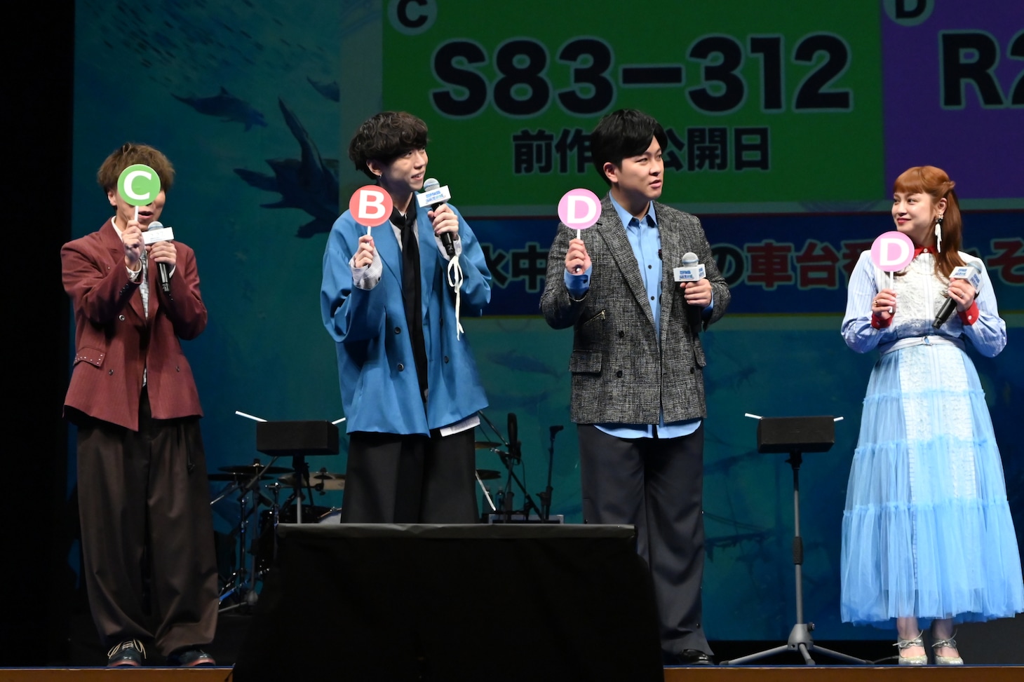 クイズに参加するsumikaと平愛梨。