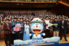 左からsumika、平愛梨、ドラえもん、アルコ＆ピース、矢嶋哲生監督。