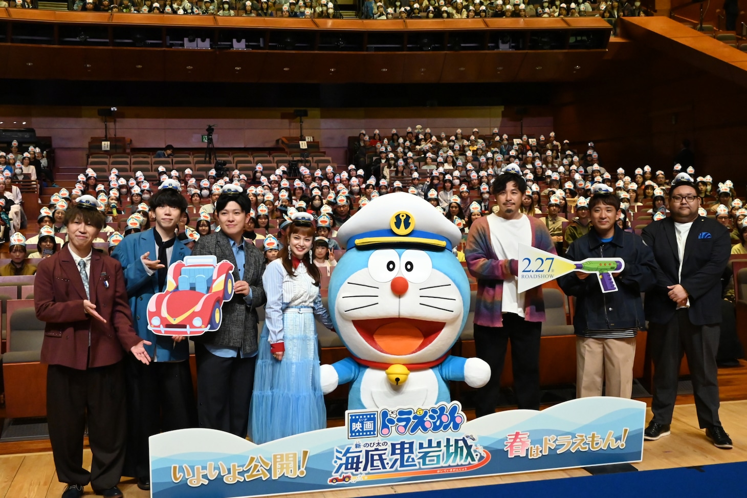 左からsumika、平愛梨、ドラえもん、アルコ＆ピース、矢嶋哲生監督。