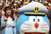 平愛梨とドラえもん。