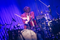 荒井智之（Dr）（写真提供：東宝）