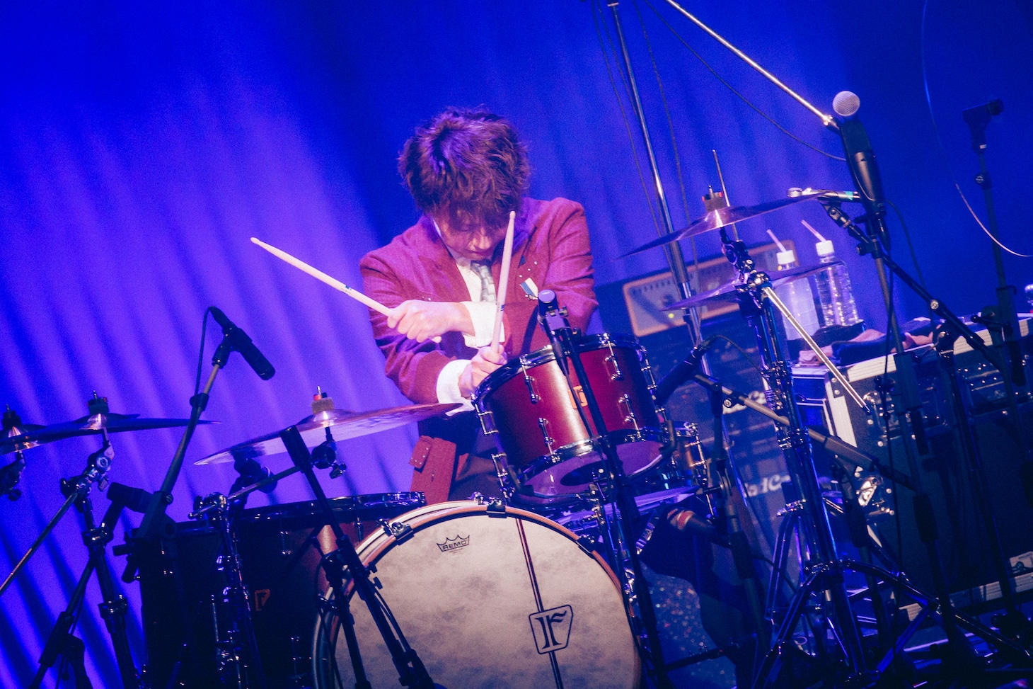 荒井智之（Dr）（写真提供：東宝）