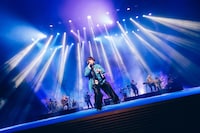 「Honto」を初パフォーマンスするsumika。（写真提供：東宝）