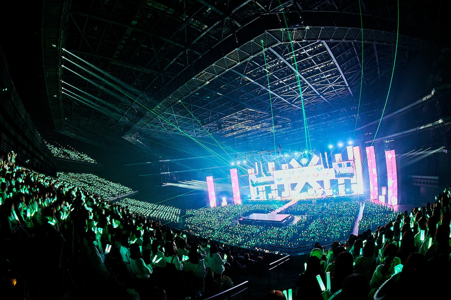 「≠ME 7周年コンサート『≠ME 7th ANNIVERSARY PREMIUM CONCERT』」の様子。©YOANI