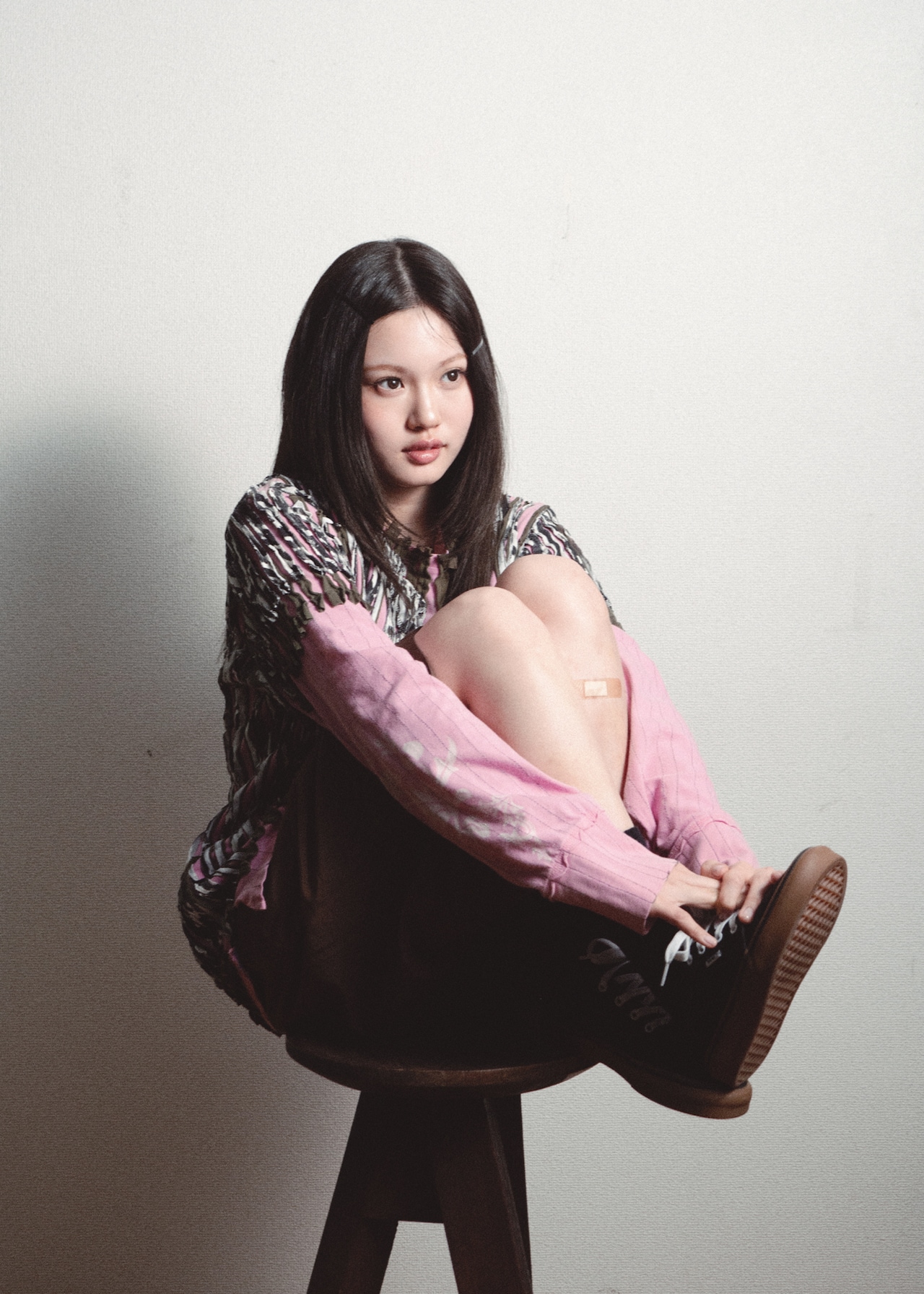 aoが2年ぶりの新曲「痛い膝」配信リリース、FODドラマ「コントラスト」の主題歌