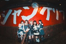 下北沢シャングリラで記念撮影するRAY。（撮影：ヤギタツノリ）