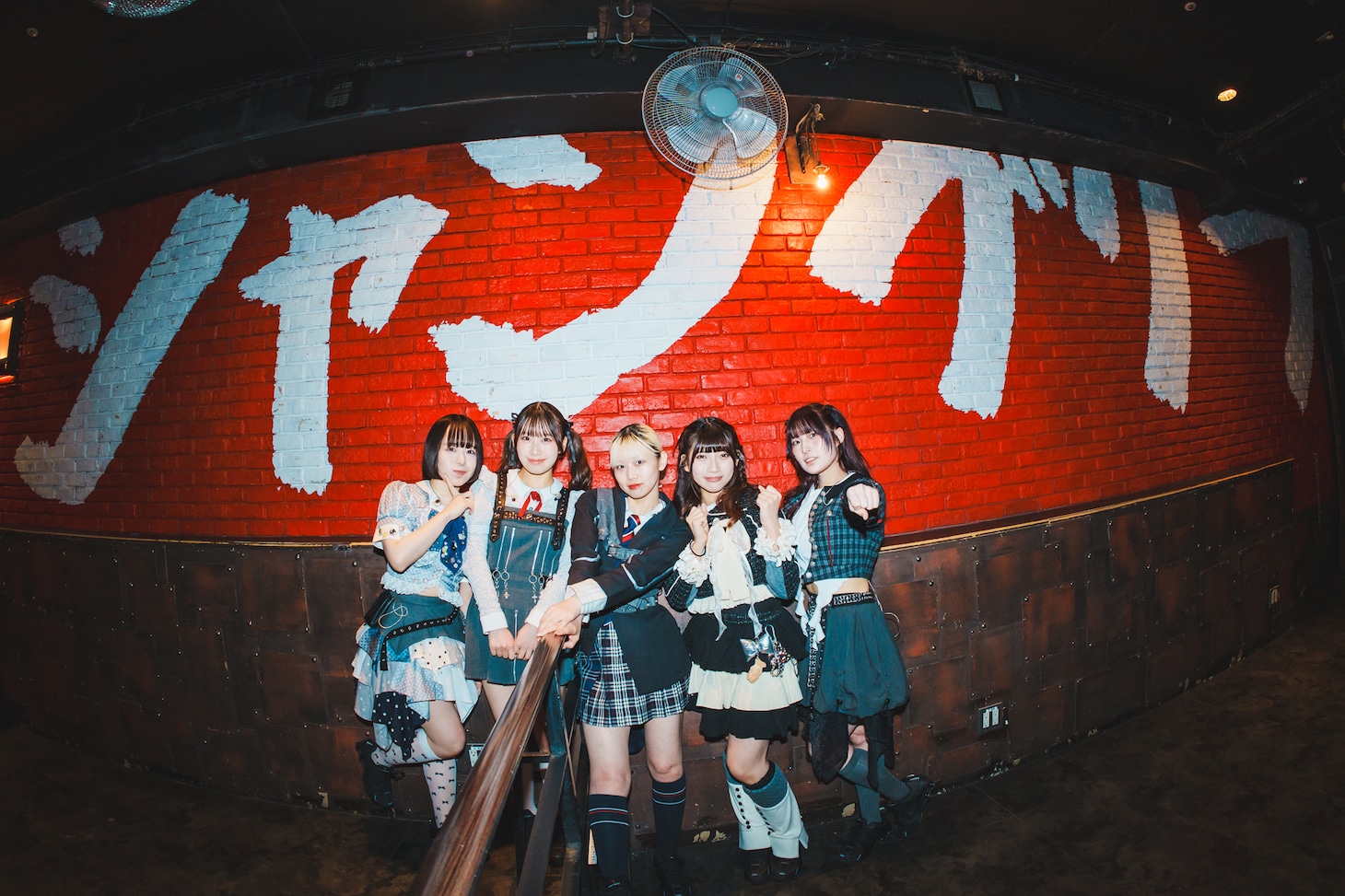 下北沢シャングリラで記念撮影するRAY。（撮影：ヤギタツノリ）