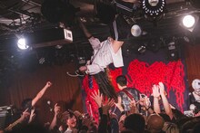 天井からぶら下がる夢咲みちる（Vo / moreru）。（撮影：ヤギタツノリ）