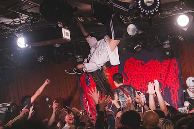 天井からぶら下がる夢咲みちる（Vo / moreru）。（撮影：ヤギタツノリ）