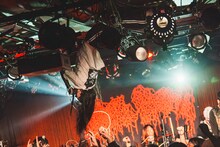 天井からぶら下がる夢咲みちる（Vo / moreru）。（撮影：ヤギタツノリ）