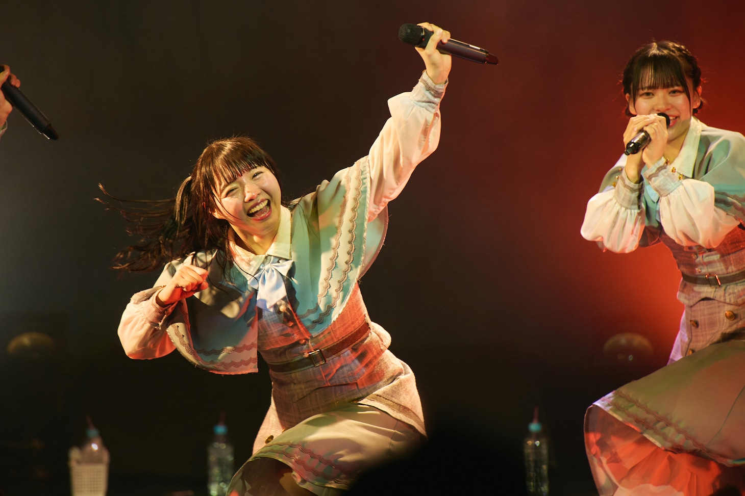 塩崎なづな（左）（Photo by Jumpei Yamada［Bright Idea］）