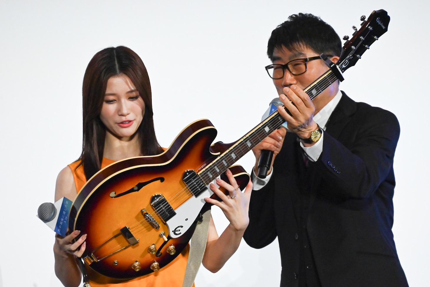 劇中で使用されたギターを亀田誠治から贈られ、「うれしい！ 買わなくてよかった」と喜ぶ生見愛瑠。