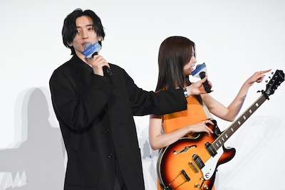 生見愛瑠をサポートする道枝駿佑。