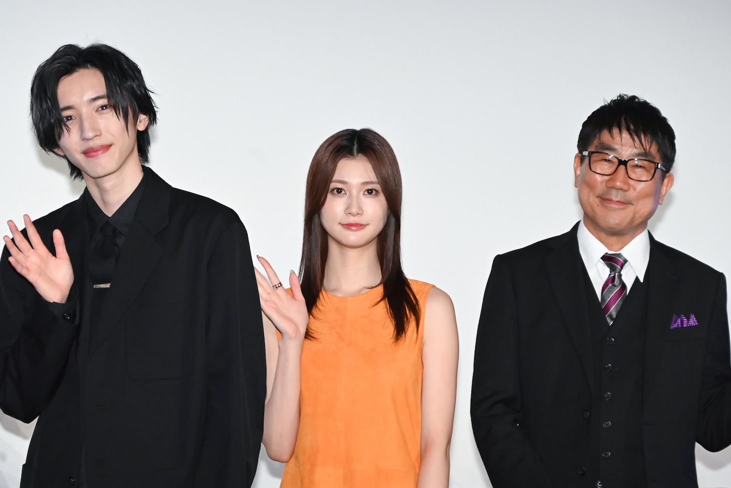 手を振る道枝駿佑、生見愛瑠、亀田誠治。