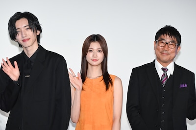 手を振る道枝駿佑、生見愛瑠、亀田誠治。